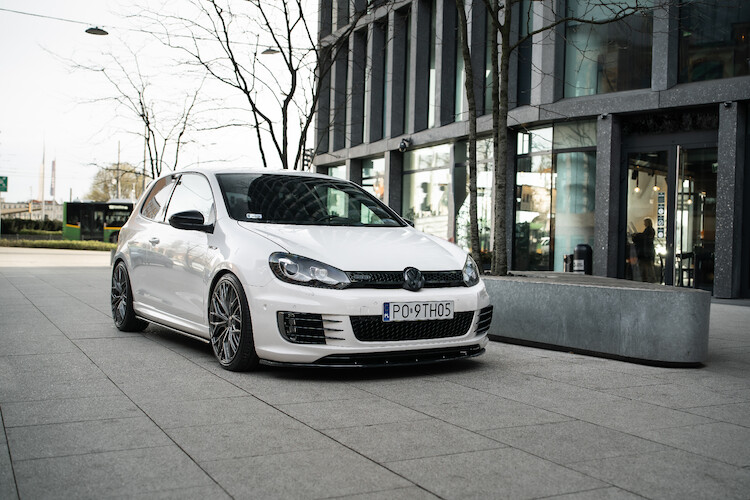 Volkswagen Golf VI – bogate wyposażenie standardowe i wysoki poziom bezpieczeństwa